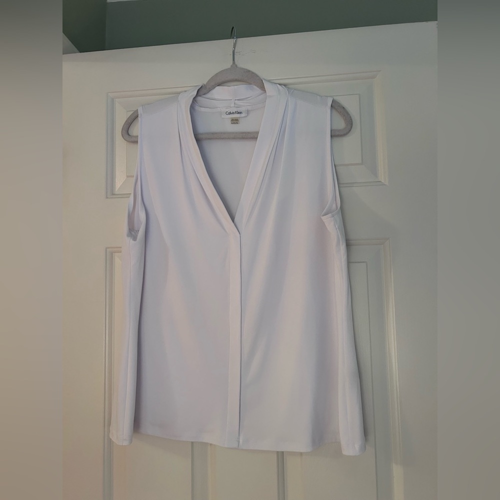 NWOT Calvin Klein Women's Elegant White V-Neck Sleeveless Blouse. Sz Xl